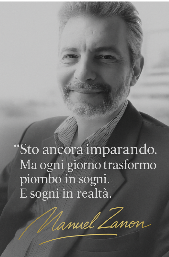 Ritratto in bianco e nero di Manuel con firma dorata